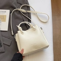 Minimalistische beige bucket bag met lychee textuur, knoopgreep en verstelbare riem - Crèmewitte Stijl - Zonder Hanger