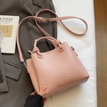 Minimalistische lichtroze emmertas met litchi-textuur en ronde handgreep voor dames - Roze Stijl - Zonder Hanger