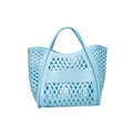 Bolso de playa azul claro con diseño calado geométrico y asas resistentes al agua - Azul