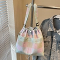 Borsa a secchiello in tela a righe con motivo a quadri pastello e tracolla regolabile - Quadretti Rosa (Senza Ciondolo)