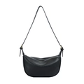 Bolso hobo negro minimalista con textura de lichi y correa ajustable dorada - Negro