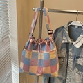 Borsa tote in rete a righe colorate con chiusura a coulisse e tracolla regolabile - Quadretti Blu (Senza Ciondolo)