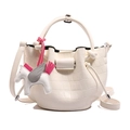 Sac à main blanc élégant gaufré crocodile avec poignée ronde et pendentif pégase - Blanc sans Pendentif