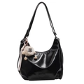 Bolso hobo minimalista de cuero suave negro con un lindo accesorio de peluche - Negro (Con Colgante de Duende del Hollín)