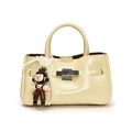 Beige bucket bag van oliewaxleer met zilveren draaislot en parelpop hanger accessoire - Met Pop Hanger / Geel