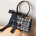 Elegante bolso de tweed blanco y negro con lazo grande de satén y cierre metálico cuadrado - Negro