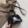 Borsa a conchiglia in pelle verniciata nera lucida con manico tondo e tracolla regolabile - Nero (Senza Ciondolo)