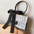 Elegante mini bolso de mano en tweed blanco y negro con un gran lazo de seda negra - Blanco