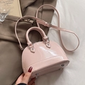 Borsa a conchiglia lucida in vernice rosa chiaro con manici e finiture argento - Rosa (Senza Ciondolo)