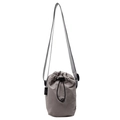 Minimalistische hellgraue Nylon-Beuteltasche mit Kordelzug und breitem Gurt - Gebrochenes Weiß