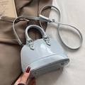 Borsa a mano azzurra in pelle lucida con tracolla staccabile e piedini in metallo - Blu (Senza Ciondolo)