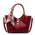 Secchiello rosso scuro con trama a coccodrillo e foulard decorativo sul manico - Borgogna