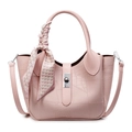 Borsa a secchiello rosa con trama a pietra, chiusura argento e foulard con cuori - Rosa