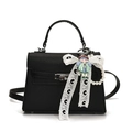 Sac Kelly noir en cuir grainé avec boucle argentée, chaîne de perles et charm poupée - Pendentif Fille Popcorn Vert / Noir
