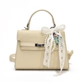 Sac Kelly crème motif litchi avec pendentifs en perles et nœud en dentelle élégant - Pendentif Fille Popcorn Vert / Blanc Cassé