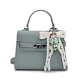 Sac Kelly bleu Morandi à motif litchi avec pendentif poupée en dentelle et bandoulière - Pendentif Fille Popcorn Vert / Bleu