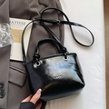 Minimalistische schwarze Leder-Eimertasche mit silbernen Details und Schultergurt - Ohne Anhänger / Schwarz