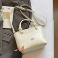 Elegante cremeweiße Beuteltasche aus Öl-Wachs-Leder mit silbernem Logo und Schultergurt - Ohne Anhänger / Gebrochenes Weiß