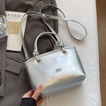 Silberne Metallic-Beuteltasche mit geknoteten Griffen und verstellbarem Umhängeriemen - Ohne Anhänger / Silber