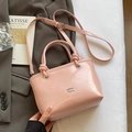 Rosafarbene glänzende Eimer-Handtasche aus Lackleder mit verstellbarem Schultergurt - Ohne Anhänger / Rosa
