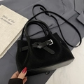 Elegante schwarze Handtasche aus Wildleder und Leder mit verstellbarer Schnalle und Gurt - Ohne Anhänger / Schwarz