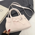 Elegante hellrosa Beuteltasche mit Silberschnalle und verstellbarem Riemen für Damen - Ohne Anhänger / Rosa