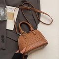 Borsa a conchiglia marrone con motivo a struzzo, manici e tracolla regolabile - Senza Ciondolo / Marrone