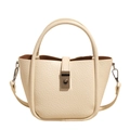 Elegante borsa a secchiello beige texture litchi con doppi manici e fibbia in metallo - Senza Ciondolo / Bianco Sporco