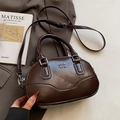 Sac Boston minimaliste en cuir ciré marron foncé avec accessoires en argent et bandoulière - Café (Sans pendentif)