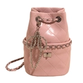 Sac seau matelassé rose avec bandoulière chaîne et breloque papillon au style élégant - Rose