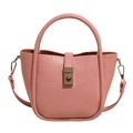 Borsa a secchiello rosa chiaro minimalista in pelle litchi con fibbia in argento - Senza Ciondolo / Rosa