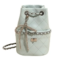 Sac seau matelassé vert menthe avec nœud en perles et bandoulière en chaîne - Bleu