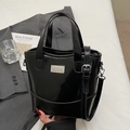 Bolso cubo negro brillante con logo plateado y correa ajustable para mujeres - Sin colgante / Negro