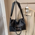 Bolso tote negro en piel texturizada con correa ancha ajustable y asas de mano - Negro