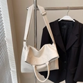 Bolso tote chic en cuero beige granulado con correa ancha ajustable al hombro - Blanco
