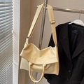 Bolso tote de cuero granulado blanco crema con textura suave y correa bandolera - Amarillo