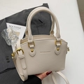 Sac seau chic beige en cuir à motif litchi avec finitions dorées et bandoulière - Sans Pendentif / Blanc Cassé
