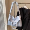 Bolso tote azul claro con patrón de lichi, correa ajustable y asas redondas - Azul