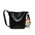 Glänzende schwarze Beuteltasche mit süßem Puppenanhänger und silberfarbenen Details - Mit Anhänger / Schwarz