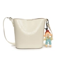 Minimalistische beige Eimertasche aus PU-Leder mit einem süßen roten Puppen-Anhänger - Mit Anhänger / Weiß