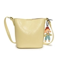 Hellgelbe Eimer-Tasche aus PU-Leder mit Litschi-Struktur und Cartoon-Anhänger - Mit Anhänger / Gelb