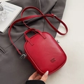 Mini borsa a tracolla in pelle PU rosso vivace con angoli arrotondati e cinturino - Rosso - Senza Pendente