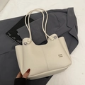 Borsa tote minimalista in pelle beige grana litchi con ciondolo a sfera argento e manici - Senza Ciondolo / Bianco