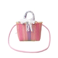 Bolso de cesta rosa tejido a mano con rayas amarillas y azules y lazo de encaje - Rosa