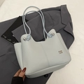 Borsa tote in ecopelle litchi azzurra con spalline annodate e sfere di metallo chic - Senza Ciondolo / Blu