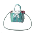 Bolso capazo trenzado azul lago con rayas rosas, lazo de encaje y correa de hombro - Verde