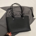 Borsa tote nera in pelle martellata con eleganti dettagli a nodo sulla tracolla - Senza Ciondolo / Nero
