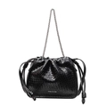 Bolso saco de cuero tejido negro con cordón ajustable y correa de cadena plateada - Negro