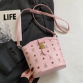 Sac seau rose avec imprimé ours et bandoulière réglable dans un décor lifestyle - Rose - Sans Pendentif