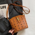 Sac seau marron classique avec imprimé ours et boucles dorées sur fond de costume - Marron - Sans Pendentif